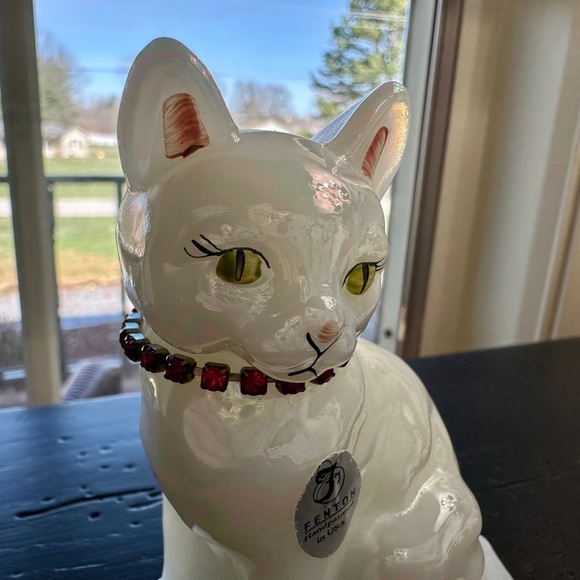 FENTON, OPALESCENT WHITE GLASS CAT FIGURINE. HAND PAINTED, GREEN EYES. - Picture 7 of 10